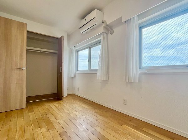 田園調布愛知マンション_木目調の寝室の写真