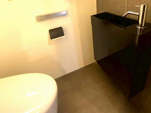 朝日シティパリオ西早稲田館_手摺が設置されているトイレの写真