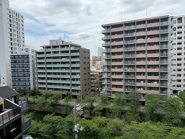 マンション雅叙苑5号棟_日当たり良好なバルコニーの写真