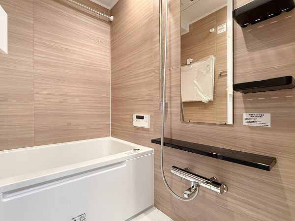 東急ドエルキルト三軒茶屋_木目調のバスルームの写真