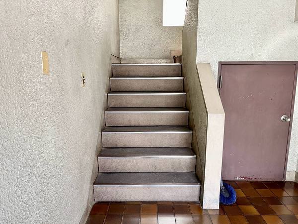 マンション柿の木坂　内階段