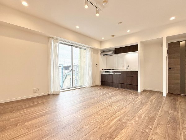東急ドエルキルト三軒茶屋_風通しの良いリビングダイニングキッチンの写真