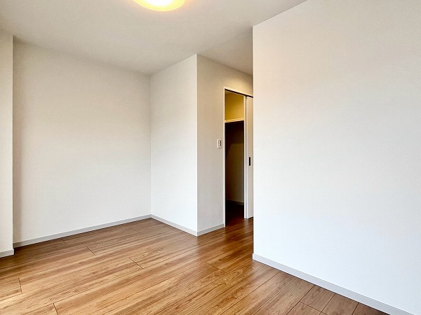 ガーデンハウス_広々とした洋室の写真4