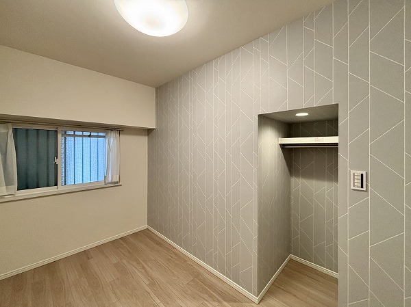 高田馬場住宅_アクセントクロスがお洒落な洋室の写真5