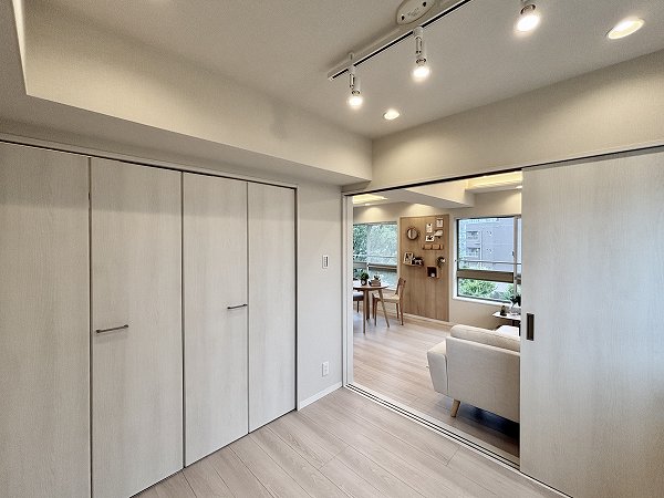 城北台マンション_アクセントクロスがお洒落な洋室の写真3