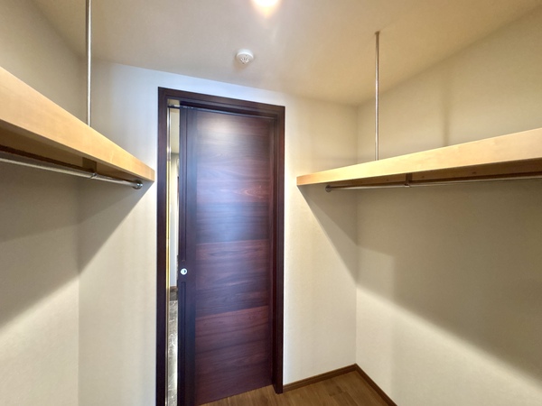 麻布台パークハウス_広いウォークインクローゼットの写真