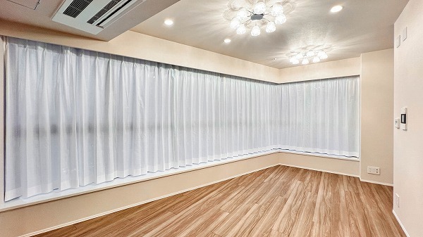 ザ・パークハウス西新宿タワー60_開放的なリビングダイニングキッチンの写真
