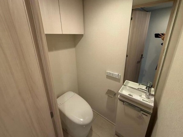オープンレジデンシア新宿ザ・ハウス_手洗い場がついているトイレの写真