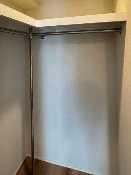 オープンレジデンシア新宿ザ・ハウス_ウォークインクローゼットの写真