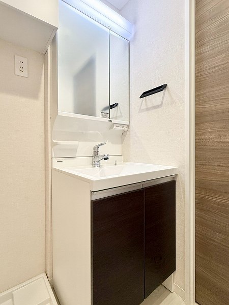 東急ドエルキルト三軒茶屋_3面鏡の洗面化粧台の写真