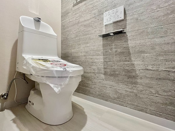 第1フォンタナ駒沢_アクセントクロスのあるトイレの写真