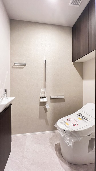 ザ・パークハウス西新宿タワー60_ホワイト基調のトイレの写真