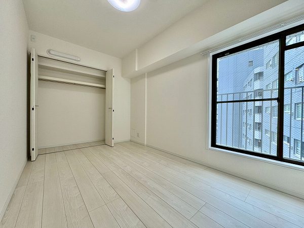 コートシティ木場_東向きの洋室の写真1