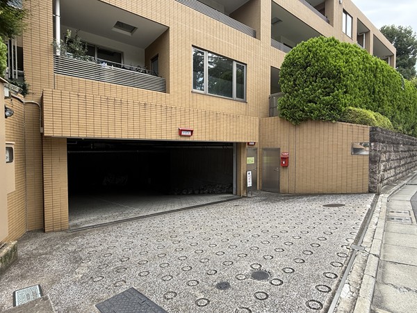 グランディオーゼ岡本　駐車場