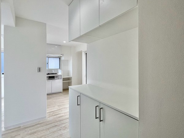 ライオンズマンション目黒第2_ホワイト基調の玄関の写真