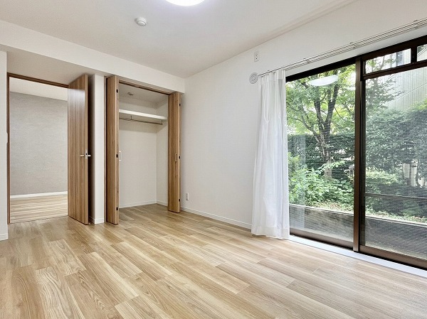 アルス用賀_木目調の洋室の写真3