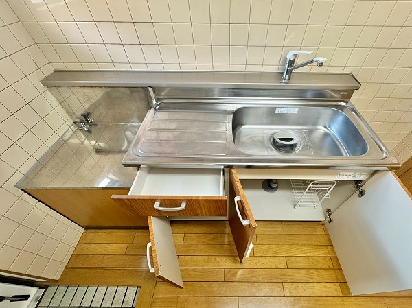 目白台コーポ_コンパクトにまとまったキッチンの写真