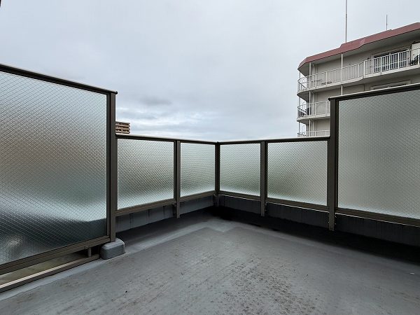 ライオンズシティ東陽町親水公園_広々としたルーフバルコニーの写真2