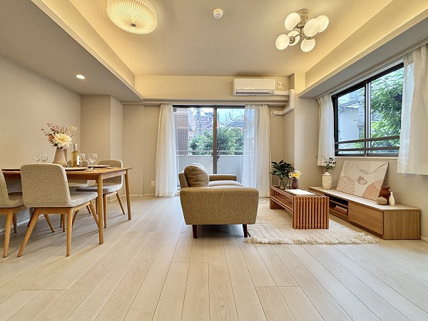ジェイパーク南大塚_窓が大きいリビングダイニングキッチンの写真