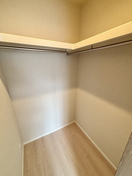 朝日白山マンション_ウォークインクローゼットの写真3