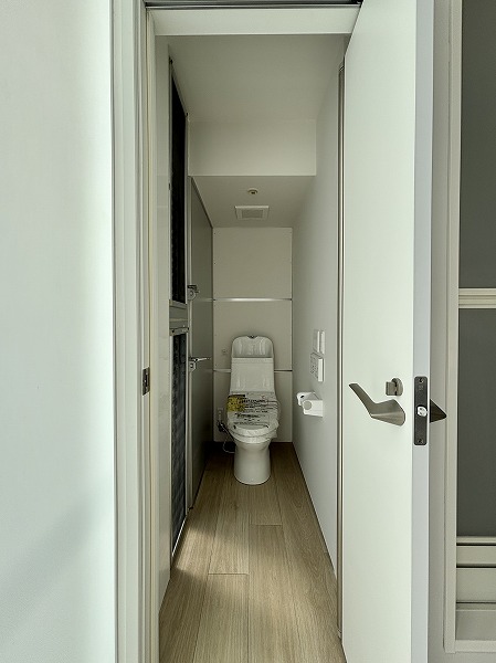 イソラ中目黒_白を基調としたトイレの写真