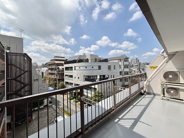 近鉄ハイツ新宿_南向きのバルコニーの写真