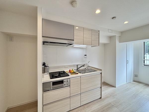 中銀本郷マンシオン_白基調のキッチンの写真3