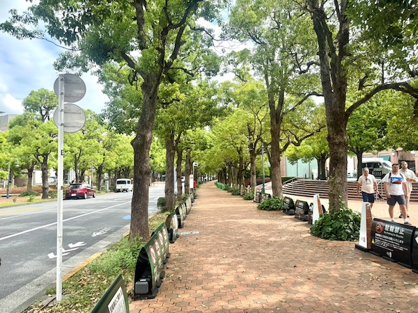 ガーデンプレイス前の歩道