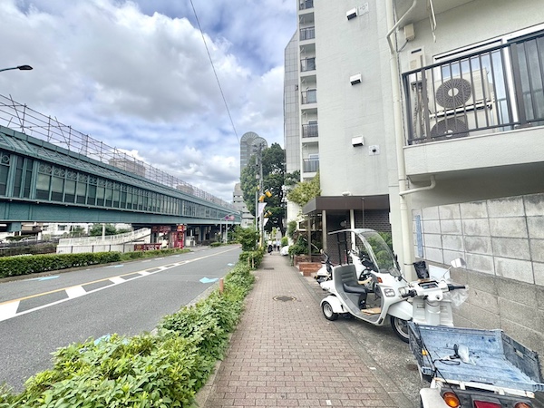 マンション前