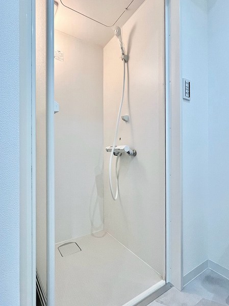 ライオンズマンション目黒第2_シンプルなシャワールームの写真