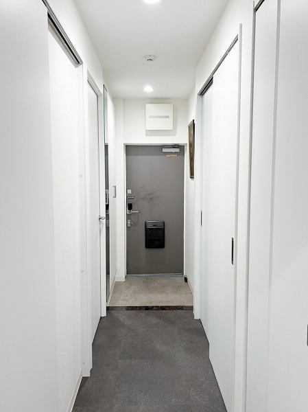 グリーンヒル新宿_ホワイト基調の玄関廊下の写真