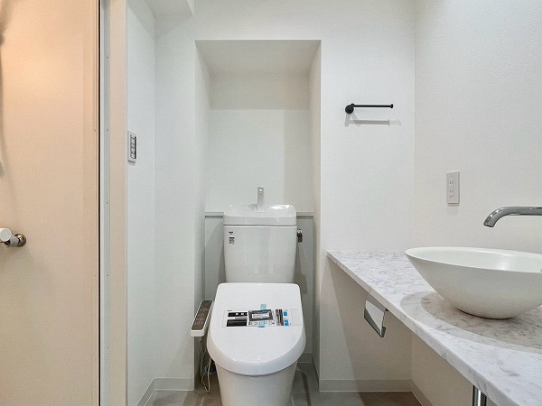 ライオンズマンション目黒第2_手洗いカウンター付きトイレの写真