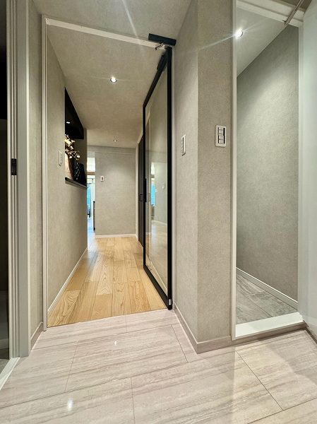 代々木いずみマンション_広々とした玄関廊下の写真