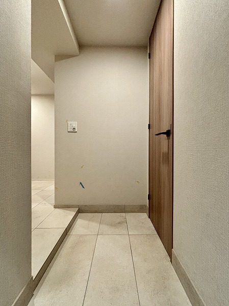 ピアース西荻窪_大理石調の玄関の写真