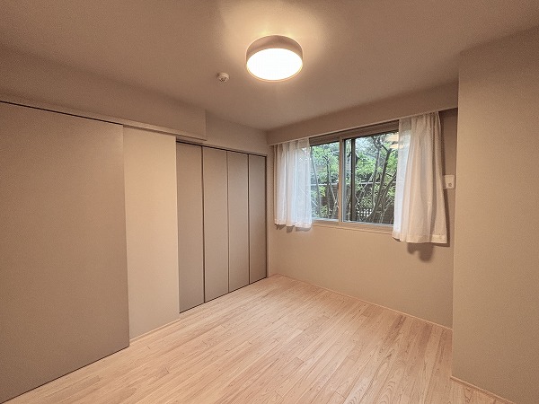 グローリオ御苑内藤町_収納豊富な洋室の写真2