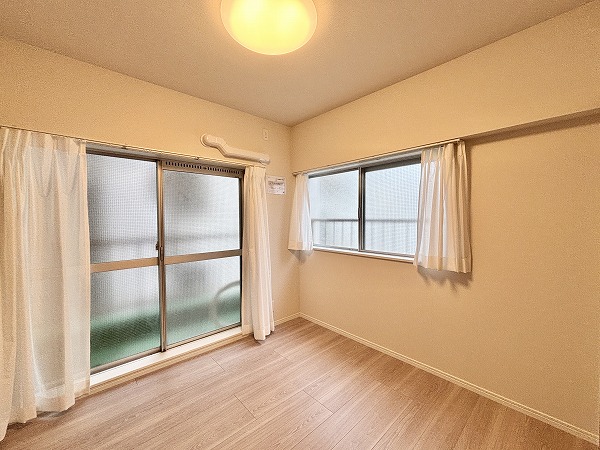 マンション高田馬場_窓が大きい洋室の写真