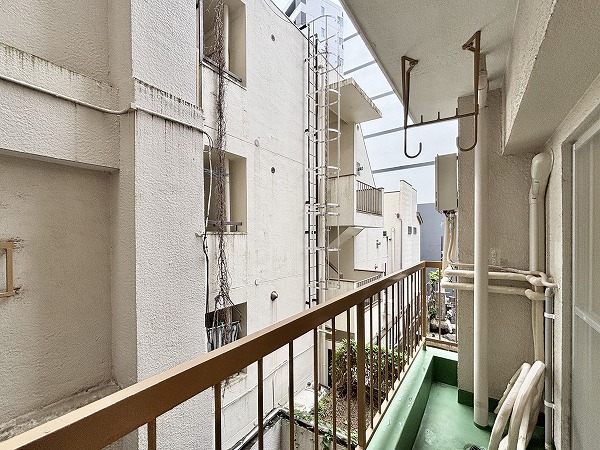 マンション高田馬場_東向きのバルコニーの写真