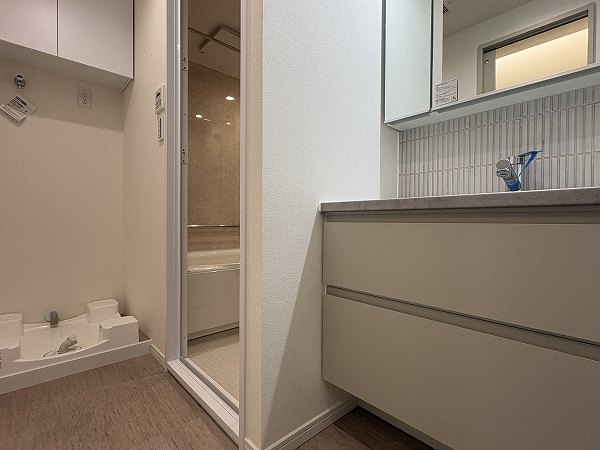 ライオンズマンション初台_3面鏡の洗面化粧台の写真1