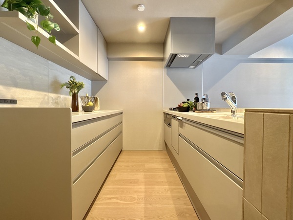 ライオンズマンション東麻布_広いキッチンの写真