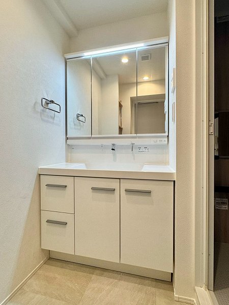 サンハイツ三筋3面鏡の洗面化粧台の写真