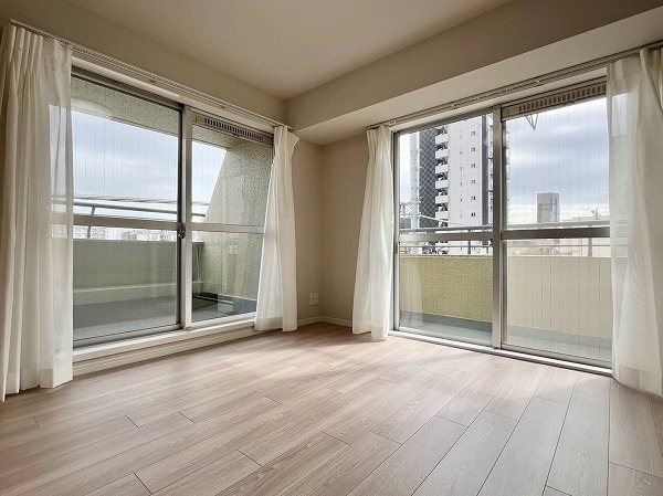 WTC武蔵小山マンション_木目調の洋室の写真1