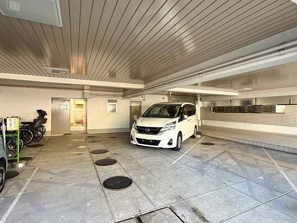 ハイツ鷹番 駐車場