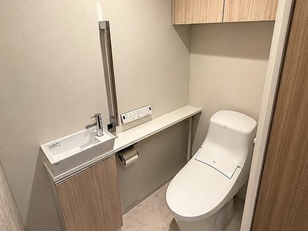 三田聖坂ガーデンレジデンス_手摺が設置されているトイレの写真