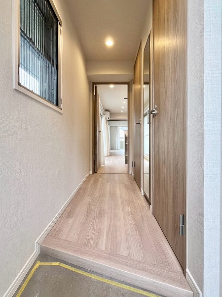 WTC武蔵小山マンション_木目調の廊下の写真