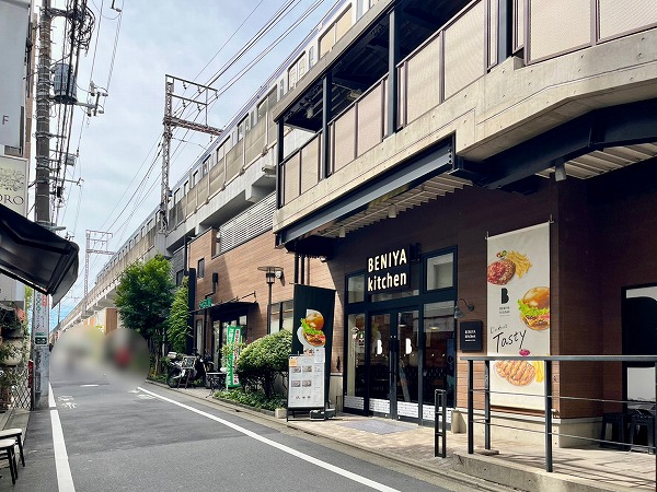 高架下の飲食店の様子
