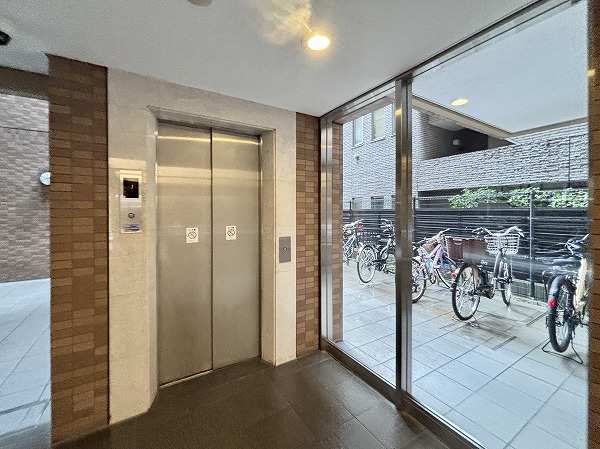 サンマンションアトレ飯田橋　エレベーターと外階段