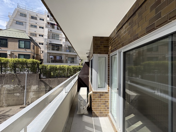 早稲田セントラルハイツ_広いバルコニーの写真