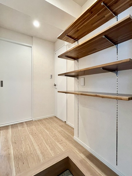 中銀世田谷マンシオン2号館_温かみのある玄関の写真1