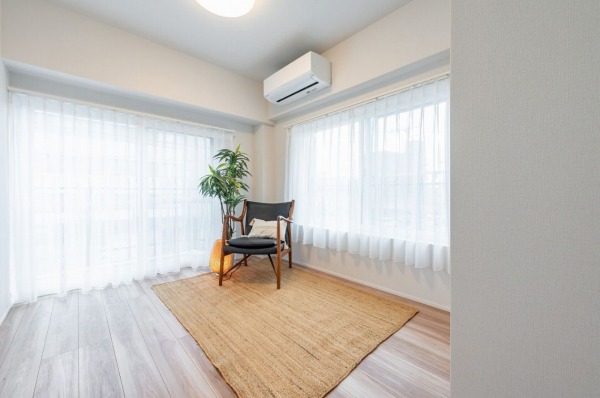 豊栄平町マンション_日当たり良好な洋室の写真