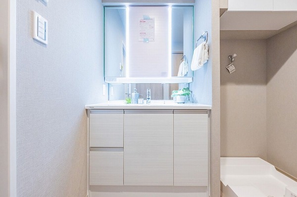 グランドメゾン上池袋_3面鏡の洗面化粧台の写真